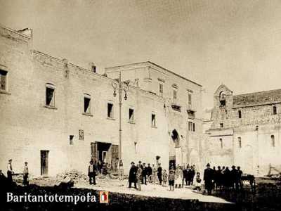 Altro frutto delle risistemazioni �medievalizzanti� fu il cosiddetto Portico dei Pellegrini. Prima degli interventi di restauro, di fronte alla Basilica vi era un edificio irregolare frutto di secoli di stratificazioni edilizie